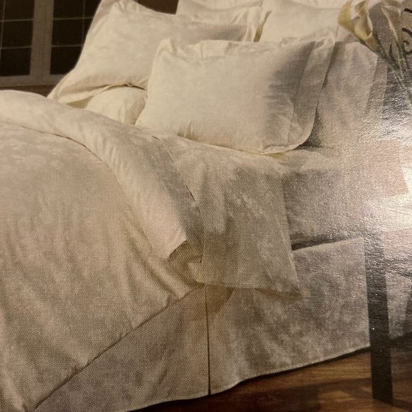 BLOOMINGDALE'S CLASSIQUE CHARLOTTE Queen Bed Skirt 100% 330 THC Cotton Sateen - Picture 3 of 4